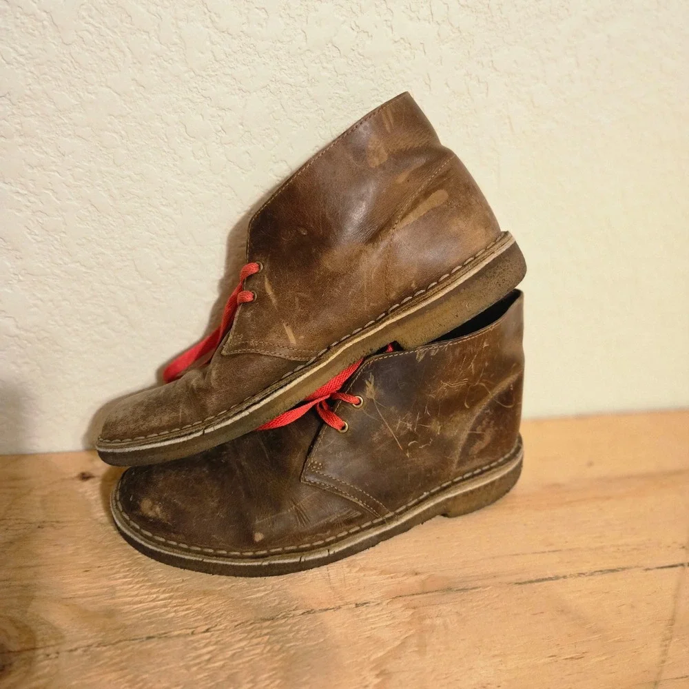 CLARKS Desert Boot Sz 10 Mens Brown Leather Crepe Sole Red Laces Fair Distressed